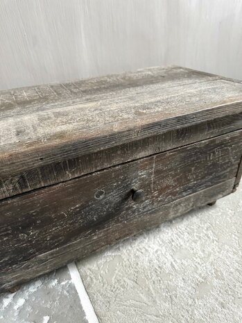 Bajot tafeltje | oud klein tafeltje net lade India (afhalen)