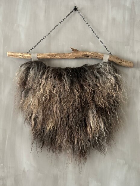 Schapenvacht aan stok|  Vacht wandhanger aan stok gem&ecirc;leerd