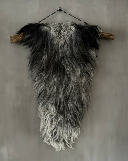 Schapenvacht aan stok|  Vacht wandhanger aan stok grijs-zwarr
