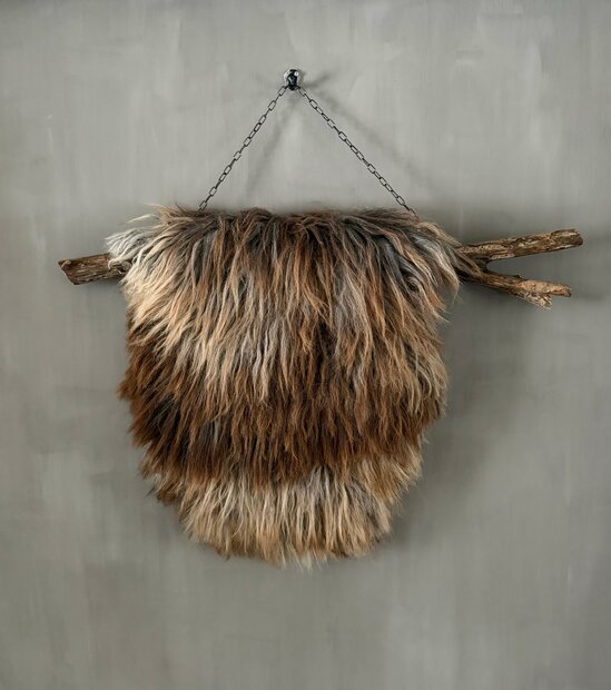 Schapenvacht aan stok|  Vacht wandhanger aan stok roest-bruin